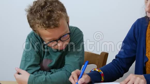 小男孩在做作业视频的预览图
