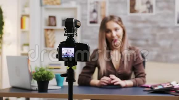 女化妆师录制vlog的放大镜头视频的预览图