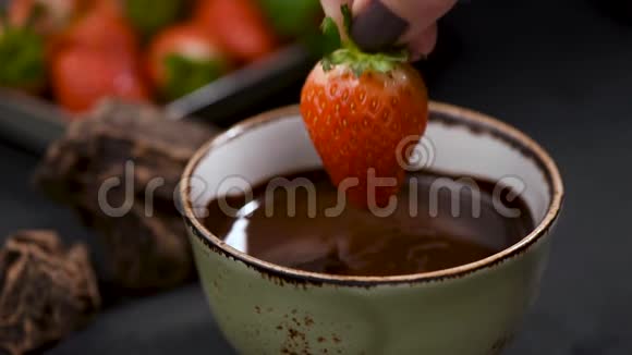 草莓蘸上融化的巧克力视频的预览图