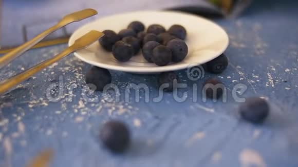 甜点餐厅蓝莓蓝莓在美丽的背景与甜点和咖啡背景上的美丽视频视频的预览图
