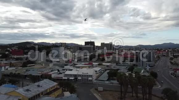令人惊叹的温得和克城景清晨在纳米比亚首都视频的预览图