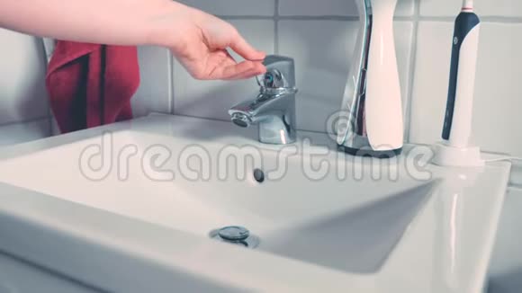 女人用强烈的洗手来保护自己不受电晕的伤害视频的预览图