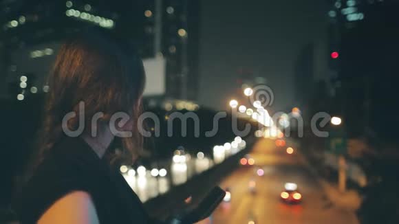 城市交通车流夜间高速公路模糊灯光视频的预览图