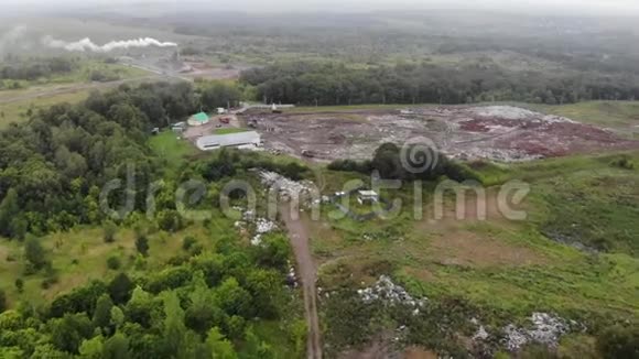 山垃圾大垃圾堆退化垃圾堆的臭气和有毒残渣这些垃圾来自城市视频的预览图