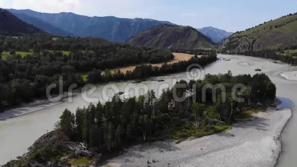 空中观景在山景的背景下河流的汇合视频的预览图