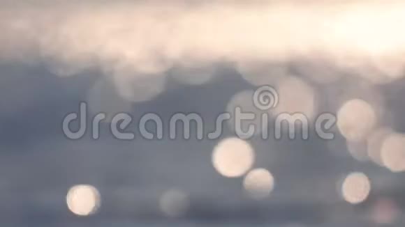 光辉的水海浪和海岸视频的预览图