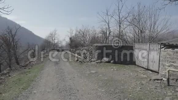 被遗弃的狩猎小屋在温暖的阳光下在中间视频的预览图