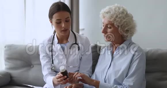 年轻的女医生给老奶奶病人开药视频的预览图