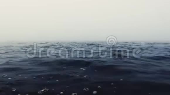 海浪雾在碧波荡漾的水面之上雾天早晨视频的预览图