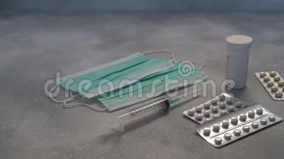 医用口罩注射器药丸胶囊小瓶视频的预览图