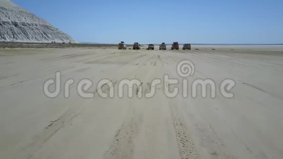 哈萨克斯坦沿山地沙漠公路行驶的汽车后景视频的预览图
