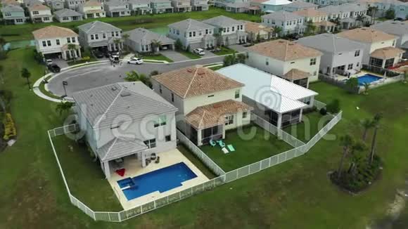 佛罗里达的豪华独栋别墅后院在湖边视频的预览图