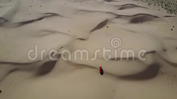 哈萨克斯坦沙漠沙滩上汽车的俯视图视频的预览图