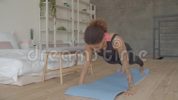 在木板位置上运动的黑人女性视频的预览图
