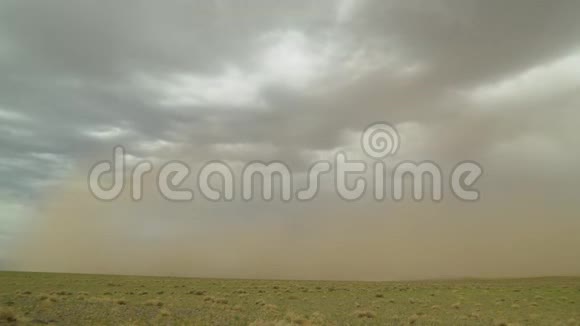 蒙古戈壁沙漠中的沙尘暴视频的预览图