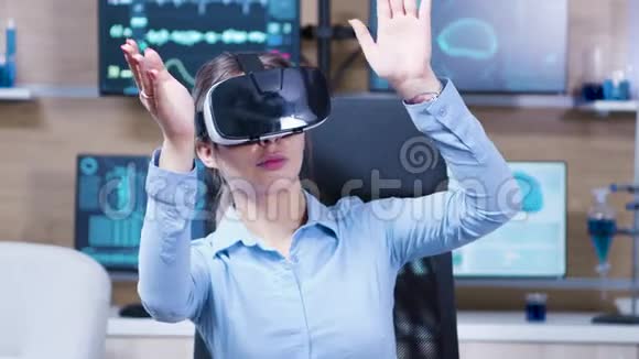 神经内科诊所使用虚拟现实护目镜的女科学家视频的预览图