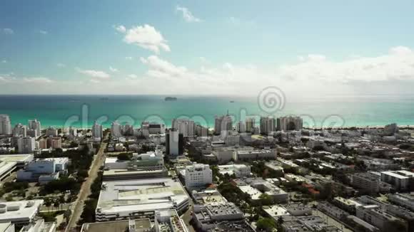 飞越迈阿密海滩到海洋美好的蓝天视频的预览图