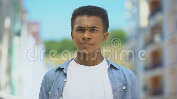 非洲裔美国青少年在街上大声喧哗手指紧闭耳朵视频的预览图