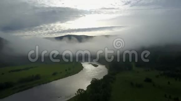 透过云层俯瞰一条山河视频的预览图