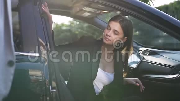 一位迷人的女士坐在车的内部对她的非裔美国朋友说要买车视频的预览图