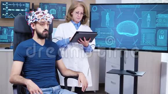 女性神经学家从脑电波扫描耳机中读取数据视频的预览图