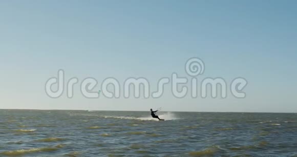 惊人的风筝冲浪技巧一个男人正在空中跳跃沃尔维斯湾纳米比亚视频的预览图