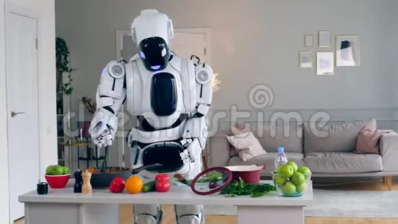 女人正在闻机器人做的食物视频的预览图