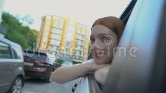 快乐的女孩看着窗户享受城市旅游景点乘车旅行视频的预览图