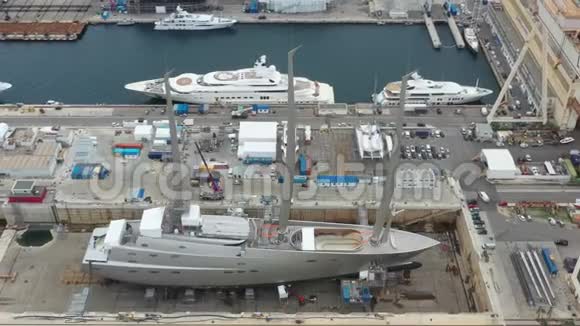 法国LaCiotat市的海上干坞的鸟瞰图包括货物起重机正在修理的船只豪华游艇和汽车视频的预览图