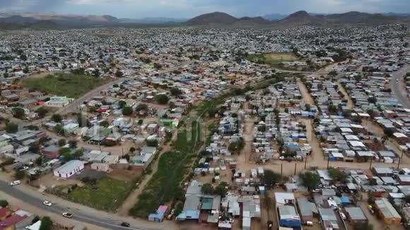 令人惊叹的纳米比亚首都温得和克市的城市景观空中拍摄视频的预览图