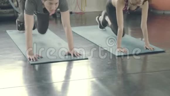 亚洲青年男女体育锻炼与体育锻炼亚洲男子和女孩体育锻炼与力量肌肉腿视频的预览图