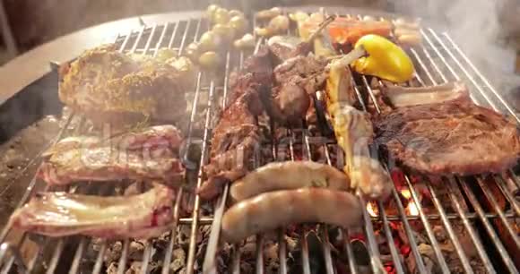 肉是用烤架肋骨木桩香肠边鸡光焰黄甜来腌制的视频的预览图