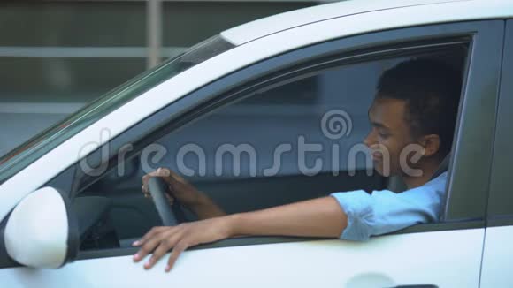 混血少年坐在驾驶座上竖起大拇指开车视频的预览图