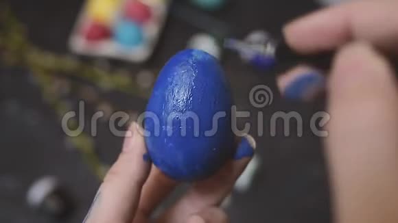 复活节我们用染料涂蛋海豹多色蛋复活节的美丽背景假日物品布置视频的预览图