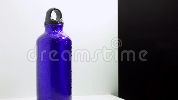 男性手拿钢制热瓶在白色背景上喷水视频的预览图