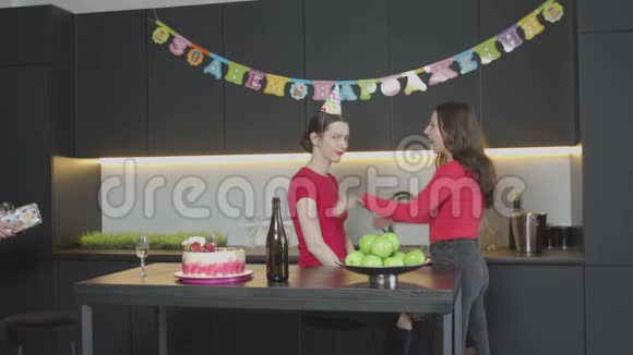 成年妇女生日时的惊喜视频的预览图
