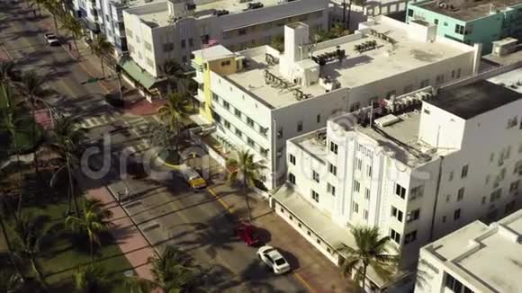 迈阿密海滩海洋大道装饰酒店关闭以阻止冠状病毒传播视频的预览图