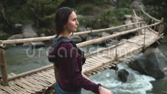 女子站在泰国山河桥上视频的预览图