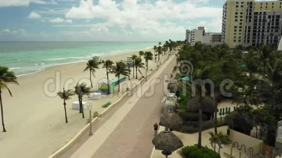 好莱坞海滩铺成的人行道空中无人机镜头视频的预览图
