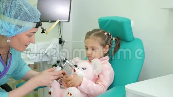 医疗程序耳鼻喉科医生治疗婴儿体检儿童咨询耳鼻喉科医生流感视频的预览图