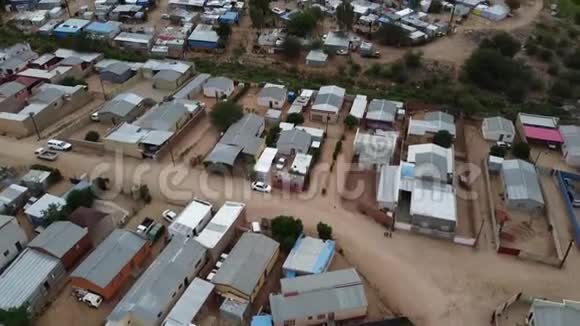 清晨纳米比亚温得和克区有小房子的尘土飞扬的街道视频的预览图