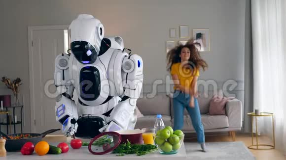 这位女士正在跳来跳去而机器人正在做饭视频的预览图