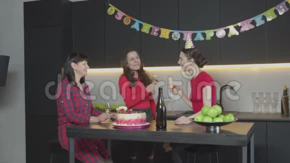 欢愉的女人品尝笑生日派对视频的预览图