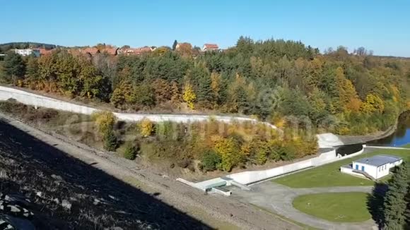 水坝下面的山谷里莫夫视频的预览图