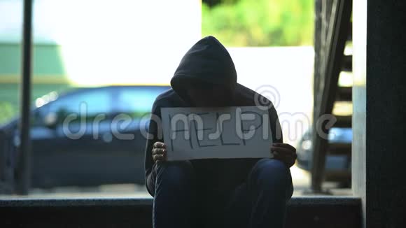 非洲裔美国青少年拿着帮助纸板标志要求在街头施舍视频的预览图