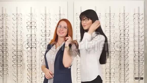 很有趣的女孩在眼镜店试眼镜视频的预览图