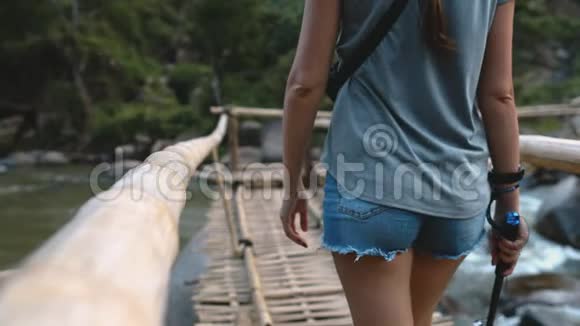 泰国快山河大桥上的女人视频的预览图