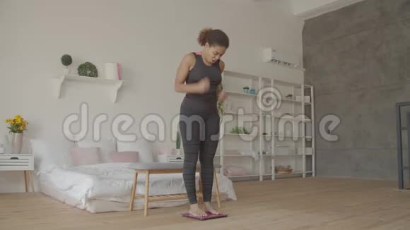 美国黑人妇女在家为减肥欢呼视频的预览图