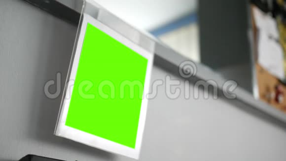 一张普通的绿色屏幕图片挂在台面上的镜子附近视频的预览图
