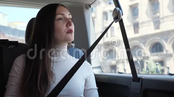 女人坐在车里等着司机反对建筑视频的预览图